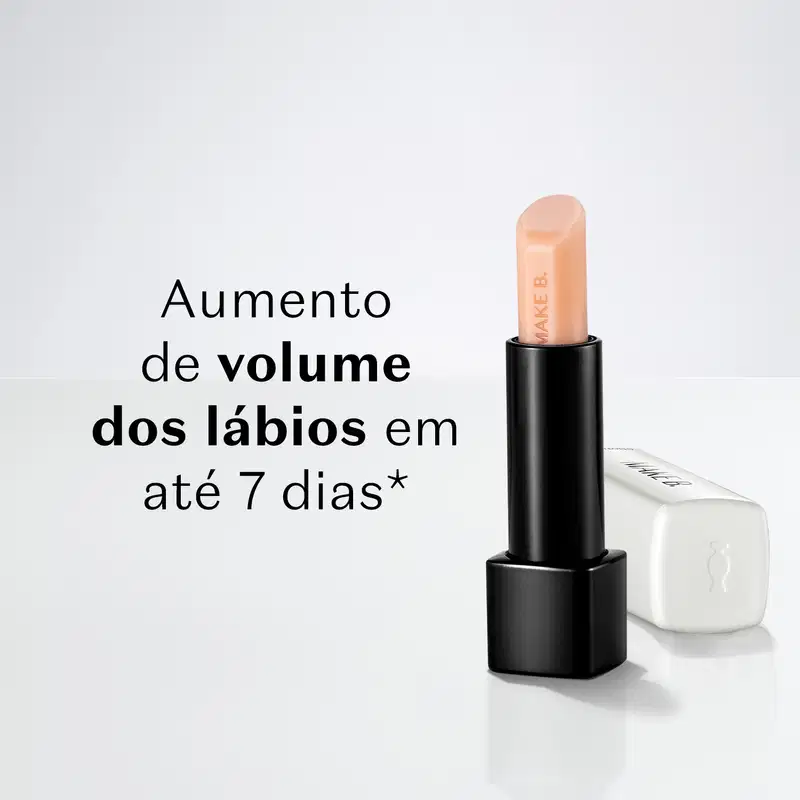 Balm labial noturno da marca Make B. Lip Chronology Night Plump em embalagem preta e uma tampa branca está em fundo azul claro com texto em preto indicando que o produto aumenta o volume dos lábios em até 7 dias.