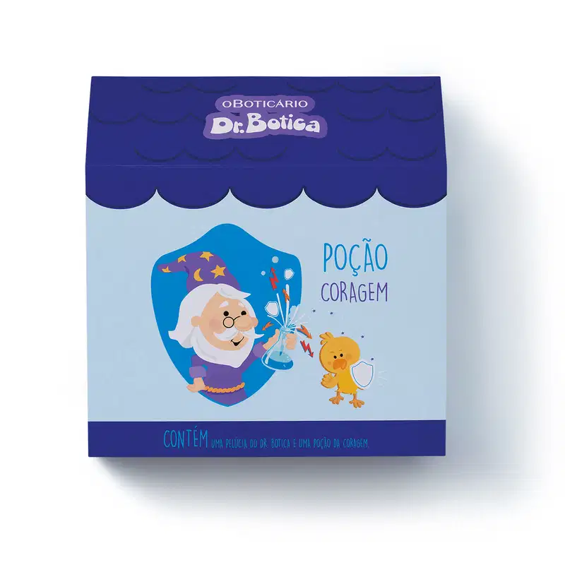 Caixa presenteável em tons de azul com ilustração de personagem da marca Dr. Botica e um urso de pelúcia com o nome da linha Poção da Coragem em destaque.