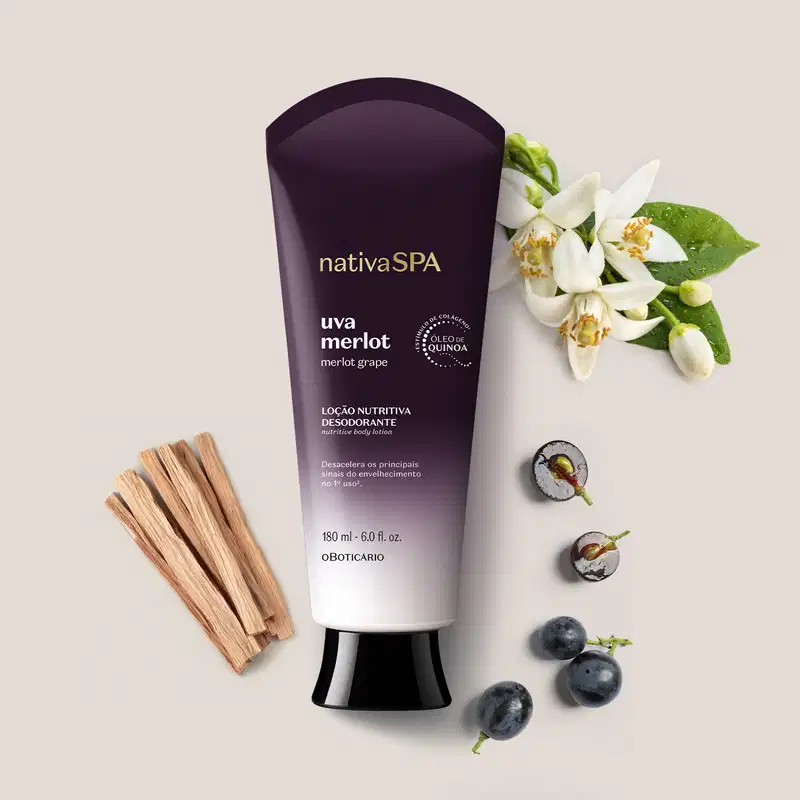 Embalagem de loção corporal da marca Nativa SPA Uva Merlot, com flores brancas e uvas merlot s ao redor, sobre superfície clara.