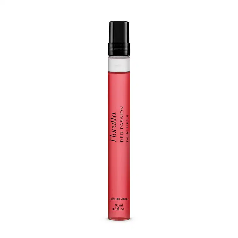 Frasco de item de perfumaria da marca Floratta Red Passion, em formato cilíndrico, compacto e transparente com tampa borrifadora preta, preenchido com líquido rosa. O nome do produto está gravado em letras pretas na embalagem.