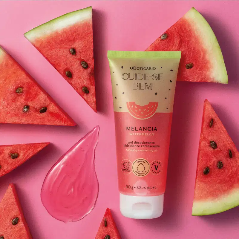Bisnaga verde e vermelha com pontinhos pretos e ilustração de melanciade gel hidratante refrescante Cuide-se Bem Melancia cercada por pedaços triangulares de melancia com pequena quantidade do produto em fundo rosa.