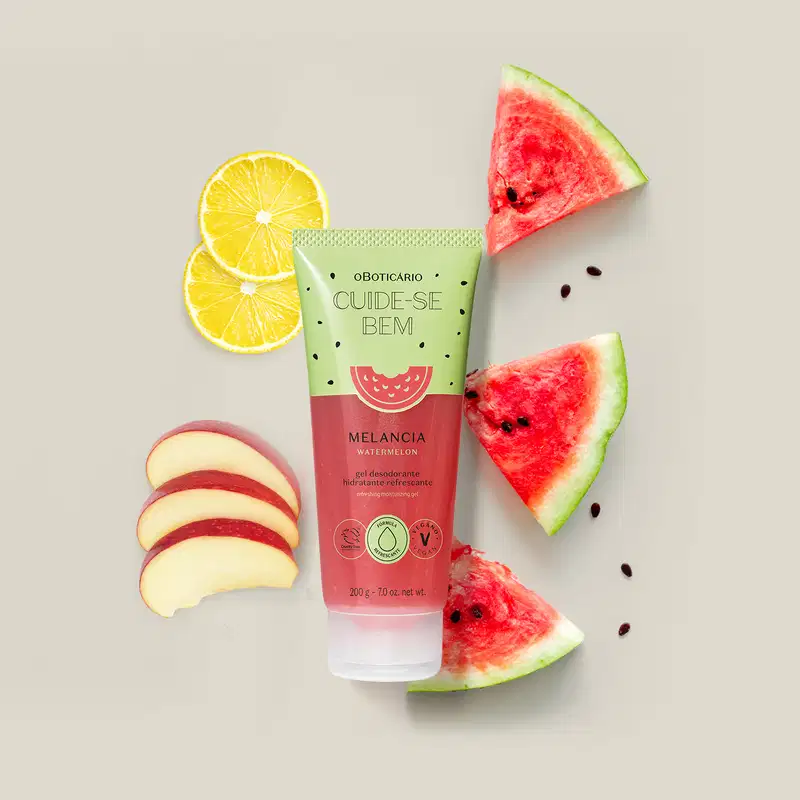 Bisnaga verde e vermelha com pontinhos pretos e ilustração de melancia de gel hidratante refrescante Cuide-se Bem Melancia rodeada por fatias de melancia e limão em fundo bege.