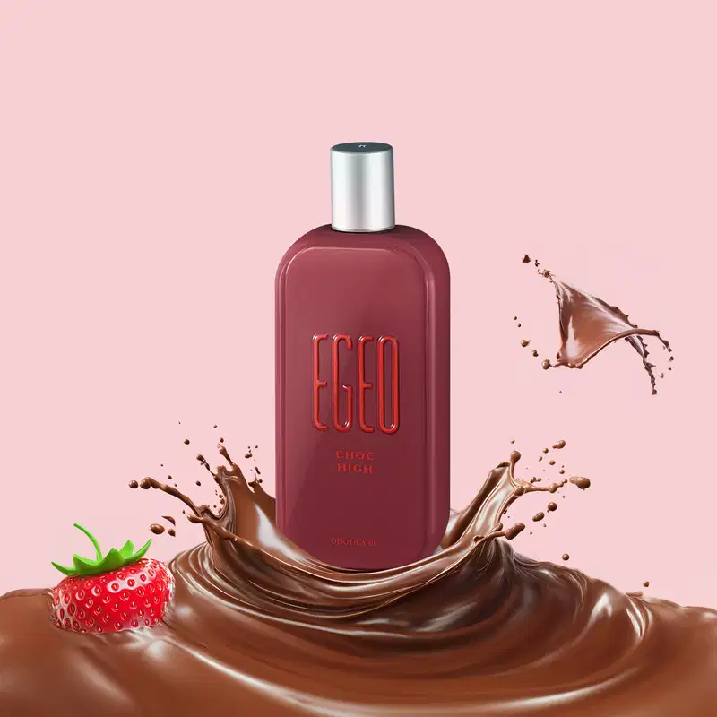 Frasco vermelho de desodorante colônia Egeo Choc High, imerso em uma superfície de chocolate líquido, com respingos de chocolate ao redor e um morango parcialmente submerso no chocolate líquido em um fundo rosa.