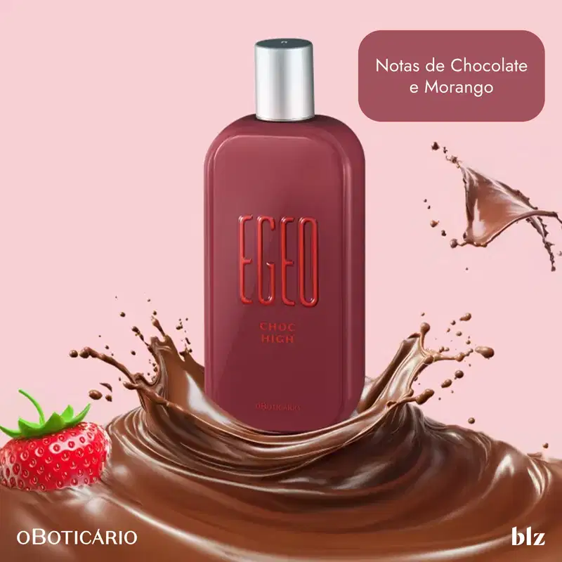 Frasco do perfume mergulhado em uma poça de chocolate com morangos.