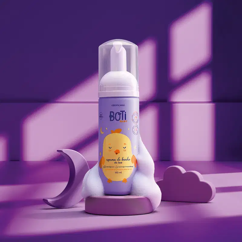 Embalagem azul de espuma de banho da marca Boti Baby em ambiente roxo com lua e nuvens, sobre superfície da mesma cor, com uma sombra de janela.