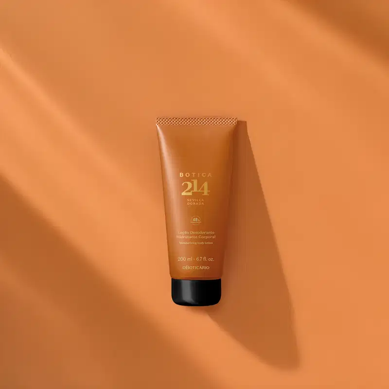 Frasco de loção corporal hidratante da linha Botica 214 Sevilla Dorada, com embalagem em tom laranja, tampa preta e detalhes dourados, contendo 200 ml do produto.