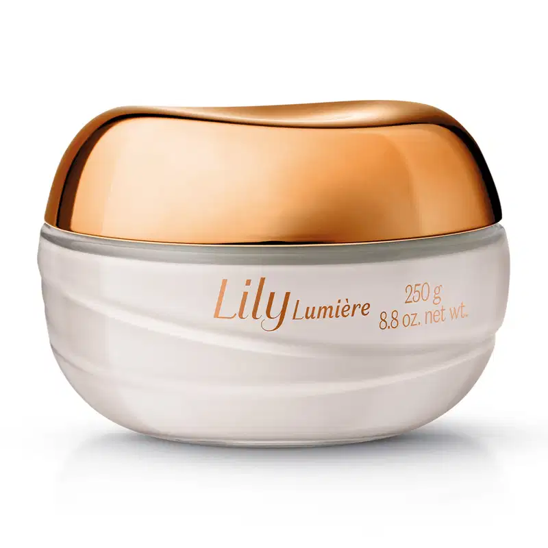Pote de vidro com creme branco, tampa e letras douradas, contendo 250g de creme acetinado hidratante corporal da marca Lily Lumière.