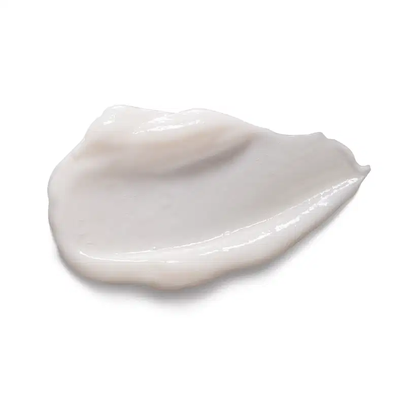 Textura cremosa, opaca e de cor branca do condicionador Match Hidratação Antifrizz. Tem aparência densa e uniforme, espalhada sobre superfície branca e lisa.