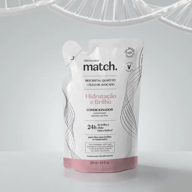 Refil de condicionador Match Hidratação e Brilho em sachê nas cores rosa e branca com letras pretas em fundo cinza.
