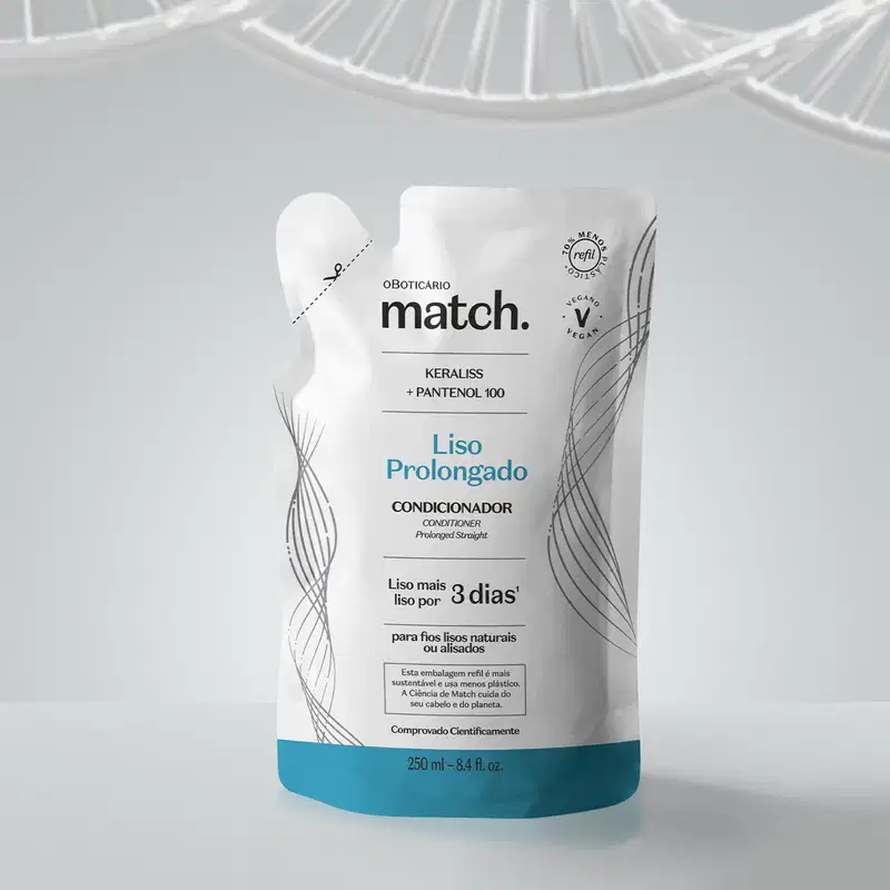 Refil de condicionador Match Liso Prolongado em sachê nas cores azul e branca com letras pretas em fundo cinza.