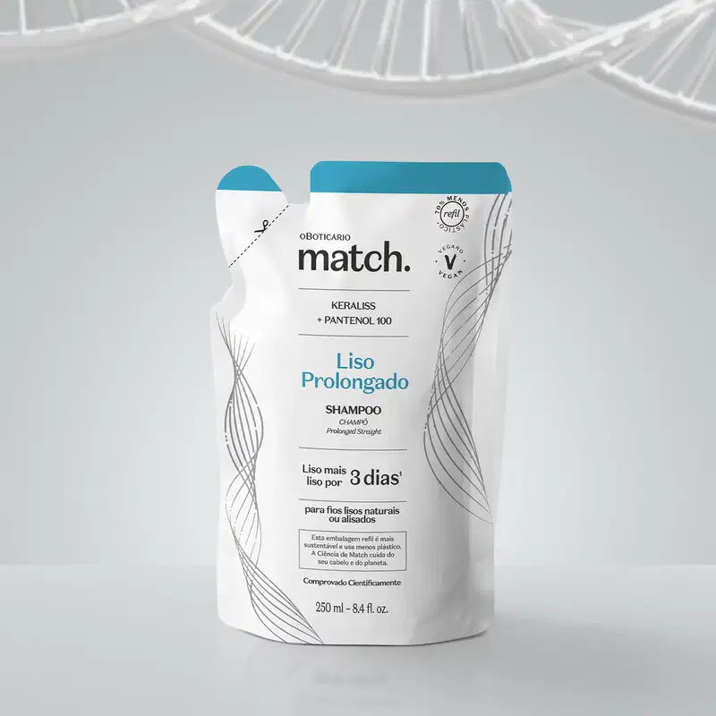 Refil de shampoo Match Liso Prolongado em sachê nas cores rosa e branca com letras pretas em fundo cinza.