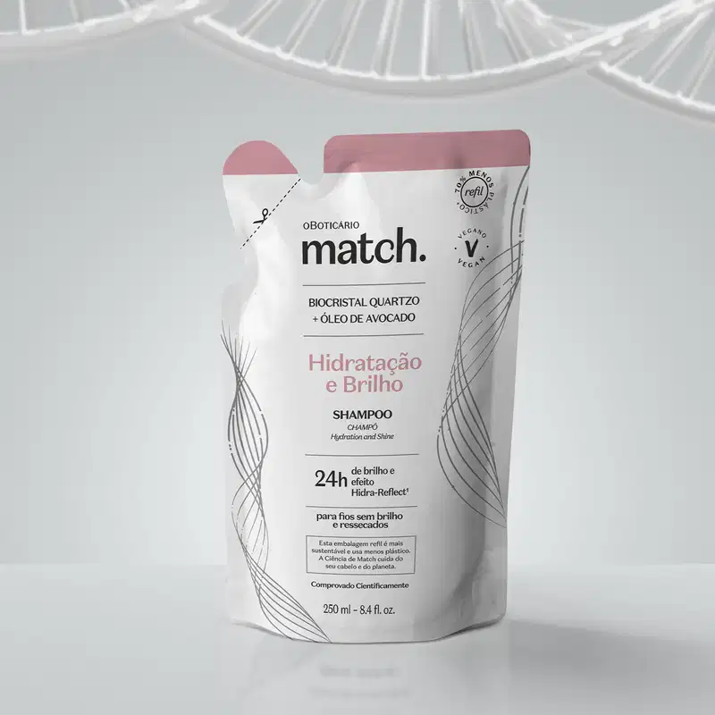 Refil de shampoo Match Hidratação e Brilho em sachê nas cores rosa e branca com letras pretas em fundo cinza.