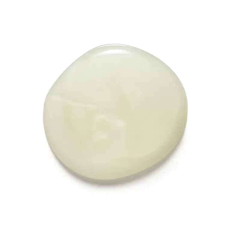 Textura gelatinosa, brilhante de cor branca do shampoo Match Oleosidade Controlada. Tem aparência fluída e uniforme, espalhada sobre superfície branca e lisa.