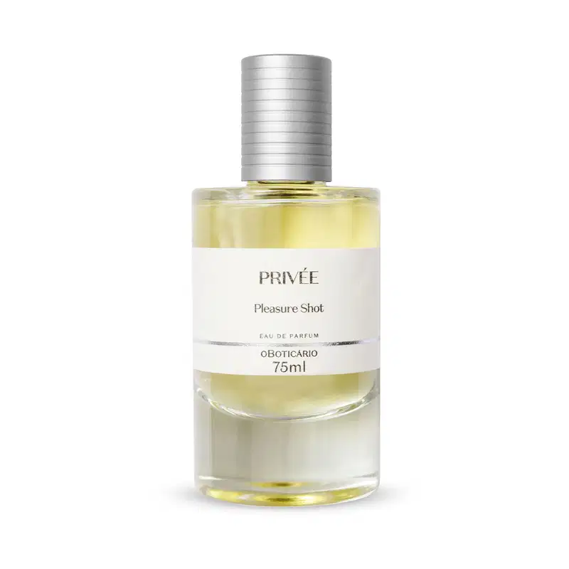Vidro cilíndrico transparente com líquido amarelado, tampa prata e rótulo branco com letras pretas contendo 75ml de Eau de Parfum Privée Pleasure Shot.