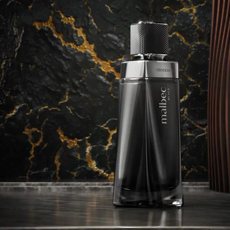 O frasco é de vidro escuro com um design elegante e moderno. O produto está posicionado sobre uma superfície refletiva, com um fundo escuro e com veios dourados, criando um ambiente sofisticado e luxuoso.