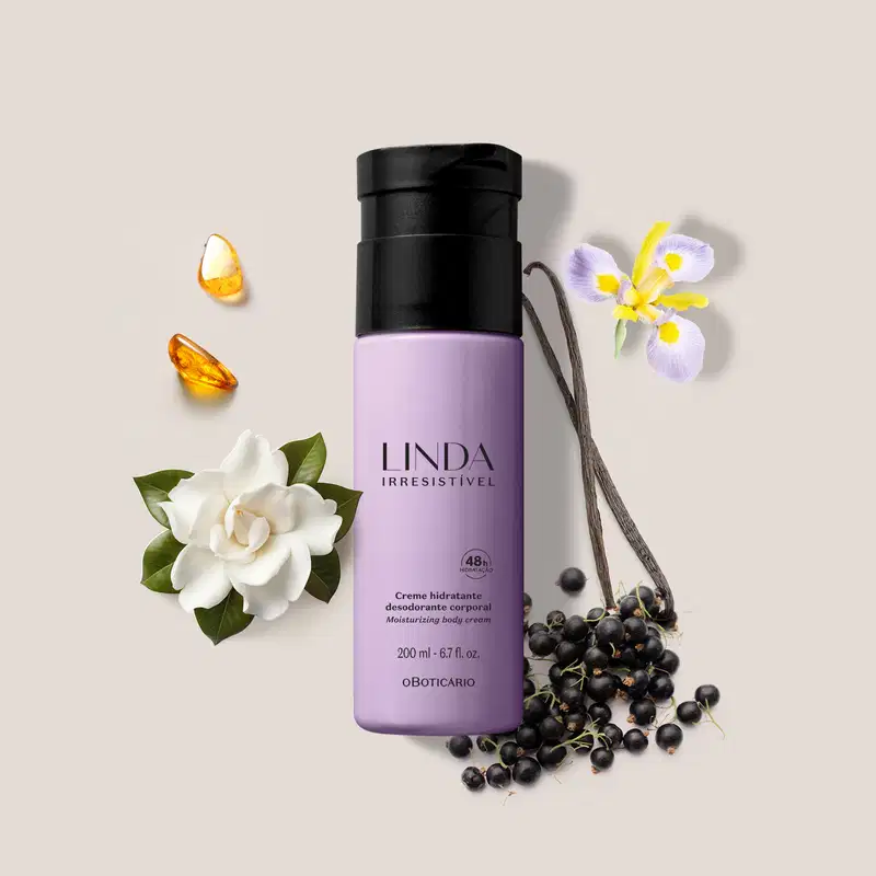 Frasco lilás com tampa e letras pretas contendo loção hidratante corporal da marca Linda Irresistível rodeado por camélia branca, âmbar e favas e flor de baunilha.