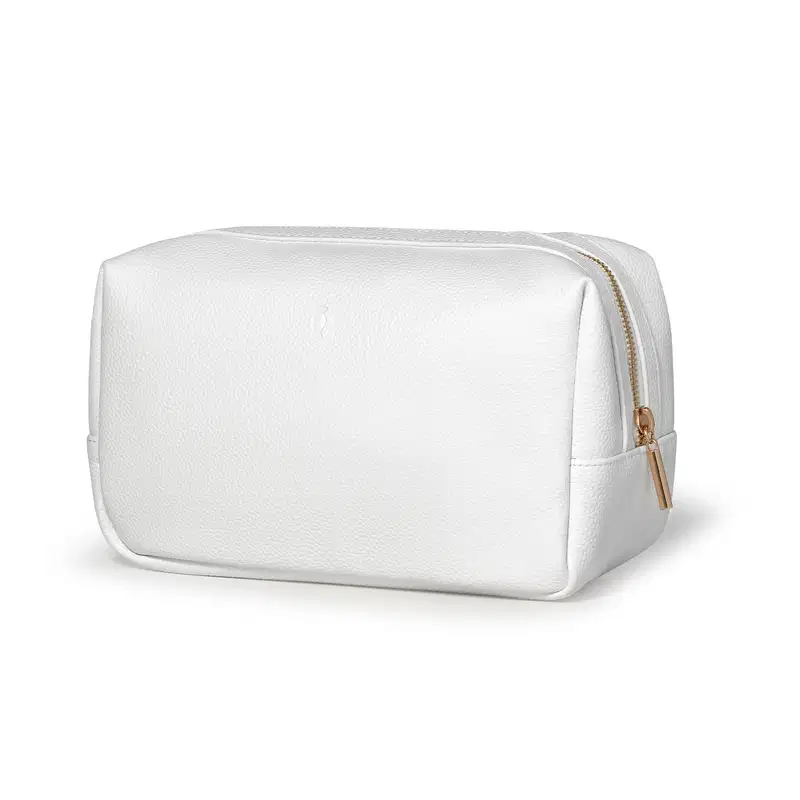 O produto apresentado é uma bolsa cosmética branca. Possui uma forma retangular e uma alça de zíper dourada. A superfície da bolsa tem uma textura de couro sintético. Não há nenhum texto ou rótulo visível na imagem.