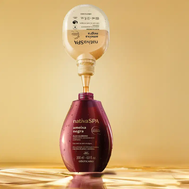 Imagem de uma embalagem refil de óleo corporal Nativa SPA Ameixa Negra derramando o produto dentro de um frasco vinho de óleo corporal da mesma marca. O fundo é bege vibrante e superfície aparentemente molhada com gotas de água no frasco.