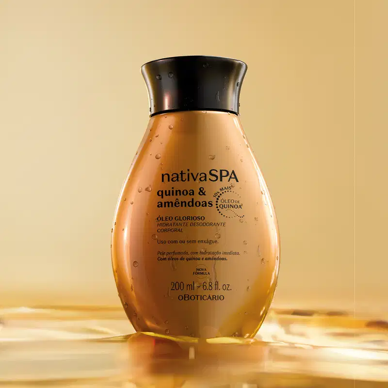 Imagem de frasco dourado de óleo glorioso corporal da marca Nativa SPA Quinoa & Amêndoas flutuando em água com ondulações e bolhas, em fundo laranja-claro.