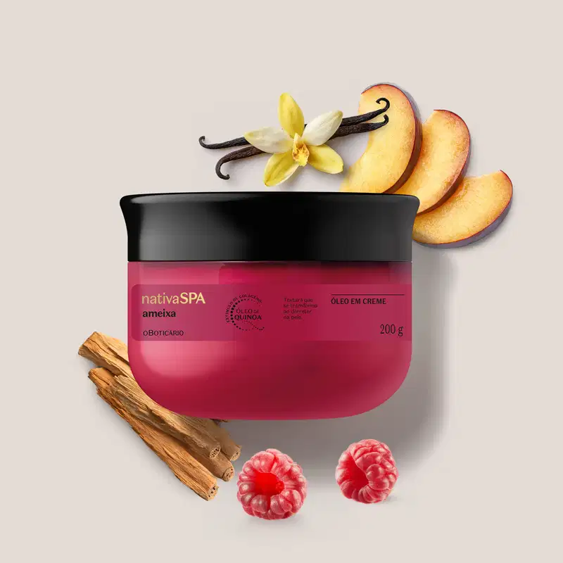 Ambiente de spa com pote rosa e preto de óleo em creme corporal da marca Nativa SPA Ameixa com ingredientes naturais como óleo de quinoa, acompanhado de flores e frutas que remetem a uma experiência relaxante e natural.