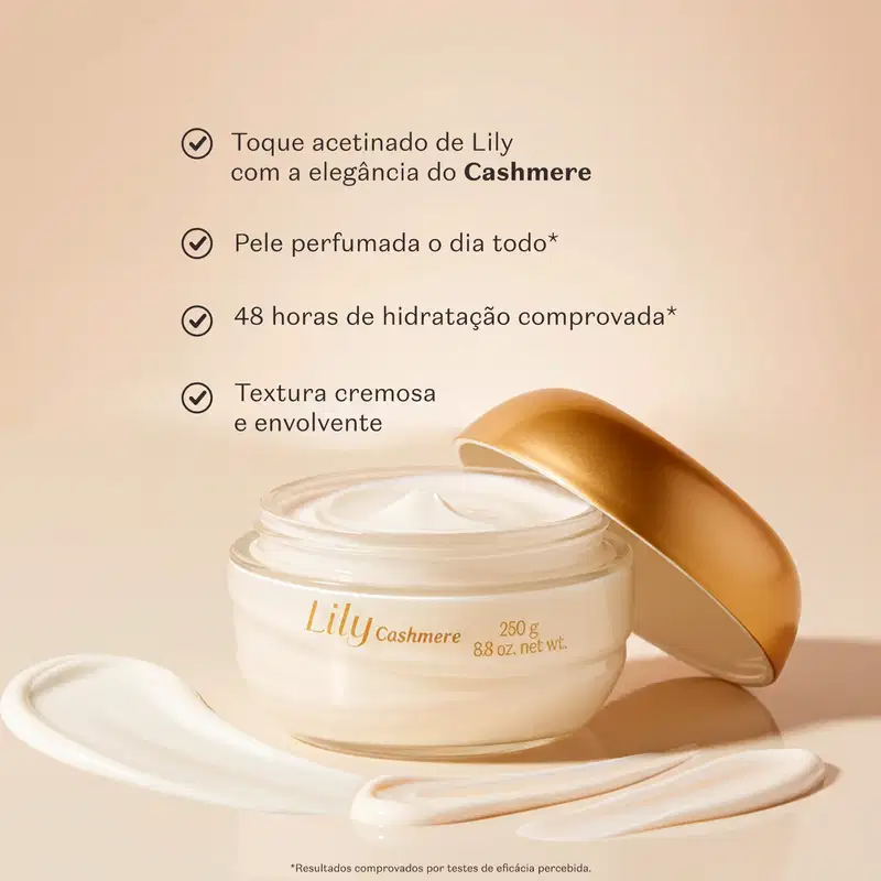 Imagem do pote de creme acetinado corporal Lily aberto em um ambiente de fundo bege. O produto possui consistência cremosa e cor branca e está em uma superfície com creme espalhado para todos os lados. Também há informações sobre o produto na imagem.