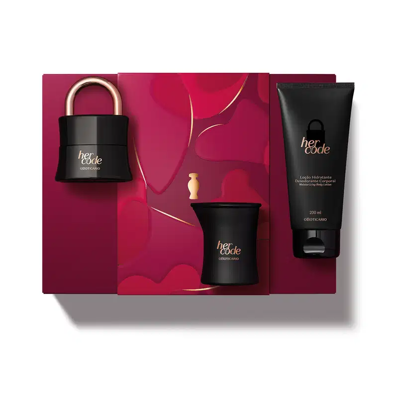 Kit de produtos da marca Her Code, incluindo um frasco de loção hidratante corporal, uma vela aromática e um eau de parfum em formato de cadeado, todos na cor preta com detalhes dourados, além de uma caixa na cor vinho com detalhe dourado.