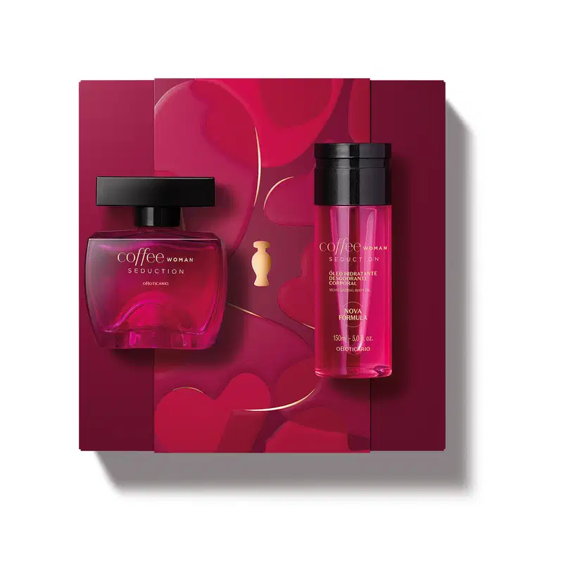 Produtos da marca Coffee Woman Seduction, incluindo um frasco de desodorante colônia feminino, frasco de óleo hidratante corporal, ambos com líquido rosa e tampa preta, e uma caixa de presente vermelha com detalhes dourados.