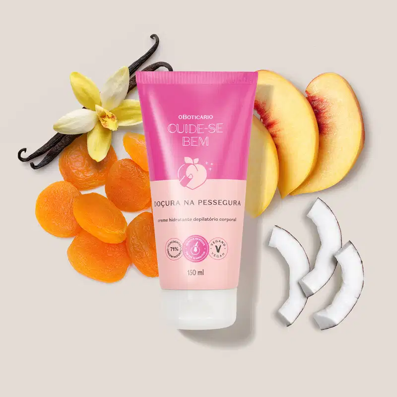 O produto é um creme hidratante depilatório corporal da marca Cuide-se Bem. Ao redor do produto, há frutas e flores, pêssegos, coco e uma flor de baunilha, sugerindo ingredientes naturais na composição do creme.O produto contém 150 ml.