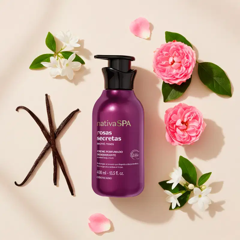 Ambiente de spa e beleza com flores de rosas e jasmim, produto da marca Nativa SPA em embalagem roxa, com aroma de rosas secretas, em um cenário de fundo claro e minimalista, destacando os elementos naturais e a proposta de relaxamento e cuidado pessoal.