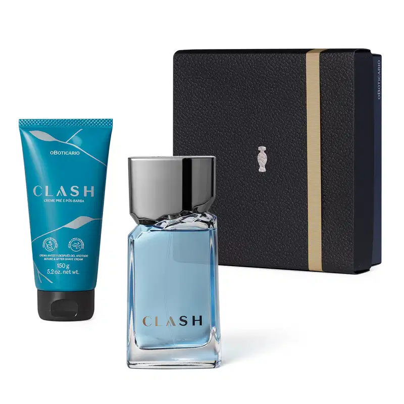 Kit de produto da marca Clash, composto por frasco de desodorante colônia com líquido azul claro e tampa cinza e bisnaga de creme pré e pós-barba em embalagem azul, apresentados em caixa preta com detalhe prata e fita dourada.