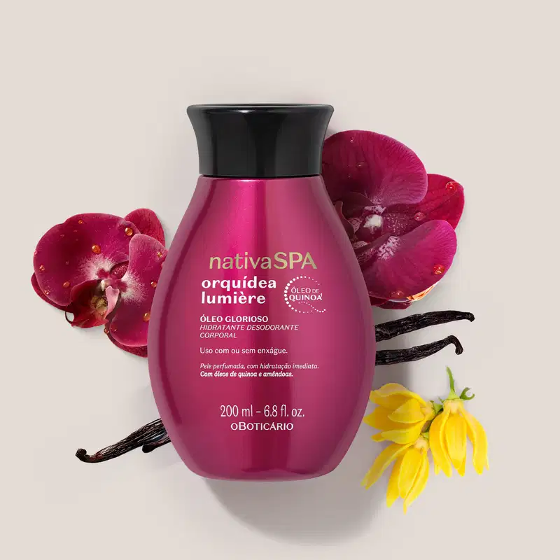 Frasco pink de item de corpo e banho da marca Nativa SPA, cercado por orquídeas grandes pinks, orquídeas pequenas amarelas e duas favas de baunilha, em superfície clara, compondo cenário de ambiente de uso do produto.