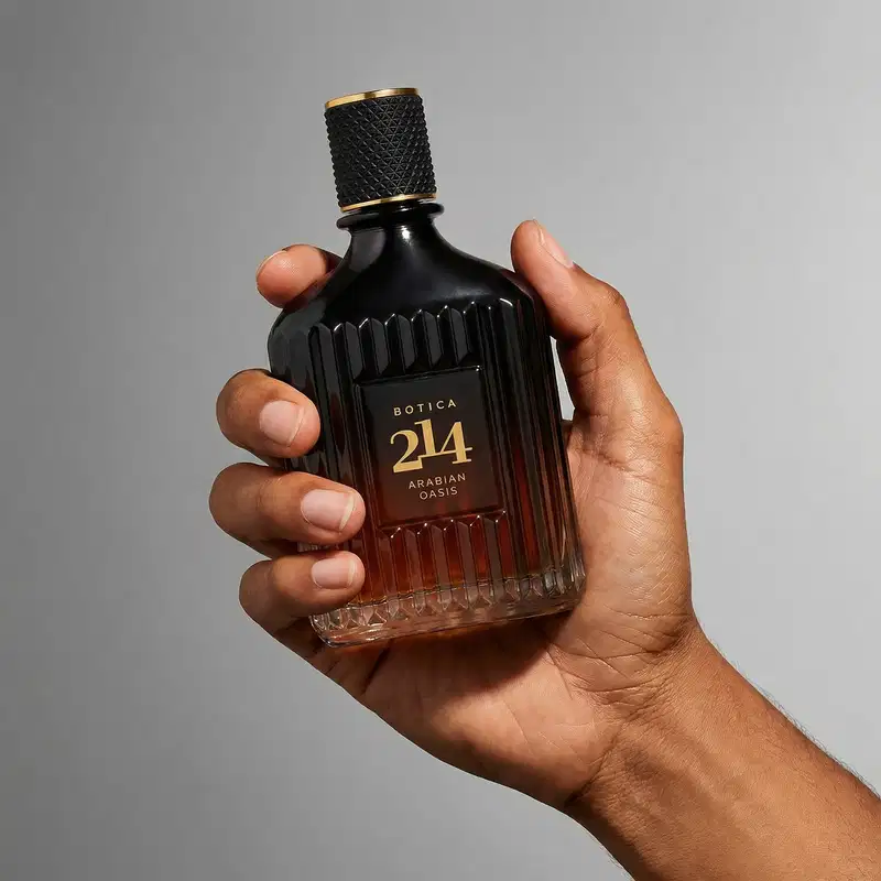 Imagem de um frasco de perfume da marca Botica 214, com design elegante e sofisticado em tons escuros, sugerindo um ambiente de luxo e exclusividade.