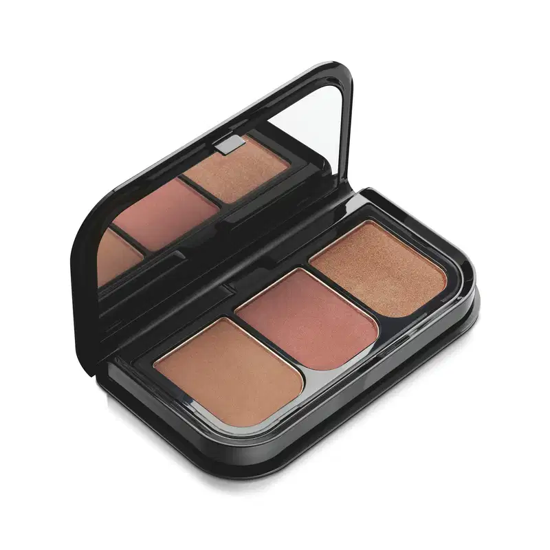 Imagem de uma paleta de blush compacta com três tons de marrom em embalagem preta com espelho na tampa.