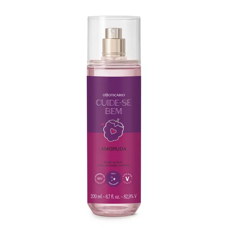 Frasco transparente com líquido lilás em formato cilíndrico com rótulo roxo com amoras ilustradas contendo 200ml de body splash Cuide-se Bem Amoruda.