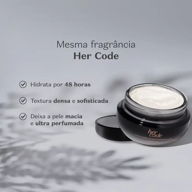 Recipiente preto e branco de creme hidratante corporal da marca Her Code sobre superfície clara com folhas desfocadas ao fundo, indicando um ambiente tranquilo e aconchegante.