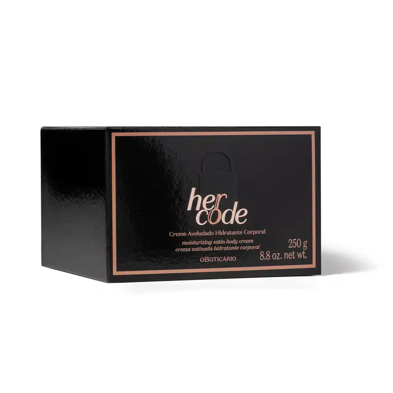 Caixa preta com detalhes dourados com a marca Her Code impressa contendo um pote de creme hidratante corporal dessa marca.