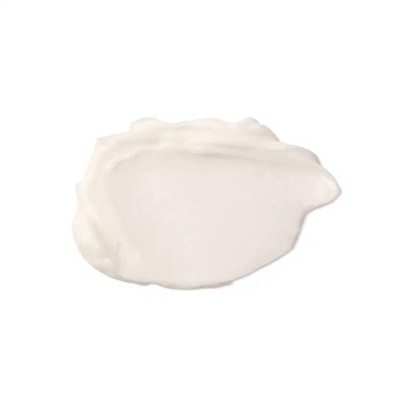 Textura cremosa e brilhante de creme hidratante corporal Her Code, com superfície lisa e uniforme em tons de branco.