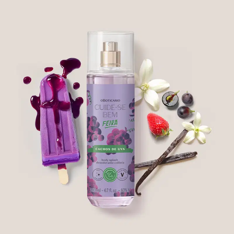 Imagem de uma embalagem de body splash da marca Cuide-se bem Feira Cachos de Uva em meio a flores, frutas e ingredientes naturais sobre superfície clara, em cenário minimalista e harmonioso.
