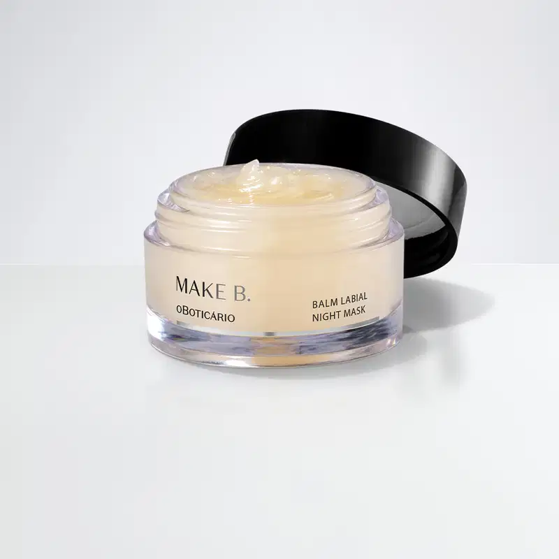 O pote é redondo, com uma tampa preta contém um creme de aparência cremosa e brilhante. O rótulo do produto indica que se trata do balm labial noturno da marca Make B. Lip Chronology Night Mask.