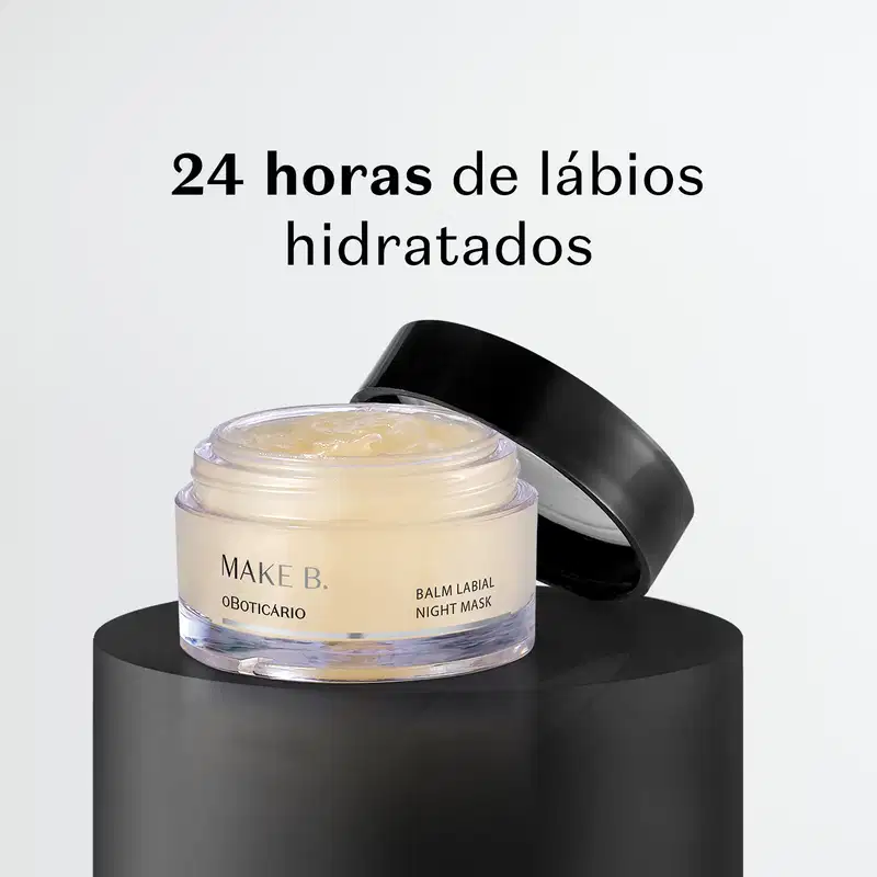 Trata-se de um pote de balm labial noturno da marca Make B. Lip Chronology Night Mask com tampa preta, contendo um produto de cor clara em fundo azul e letras pretas indicando 24 horas de lábios hidratados.