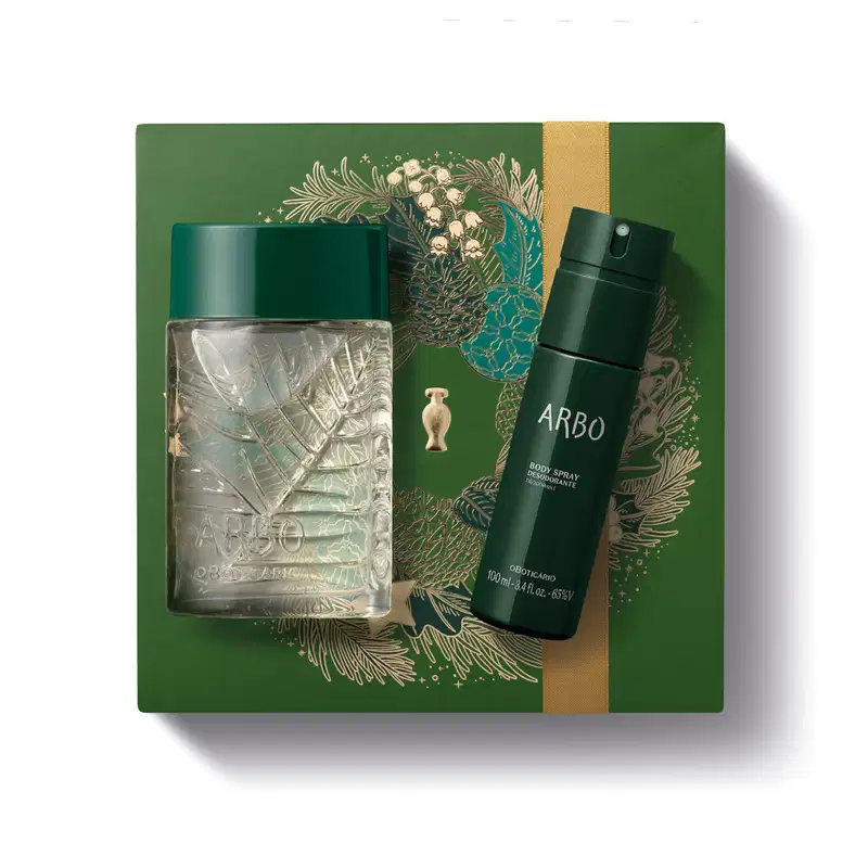 Imagem do Kit Presente Natal Arbo que traz um vidro transparente com tampa verde de desodorante colônia masculina e um frasco verde-escuro fosco de body spray sobre uma caixa presenteável verde com estampa natalina.