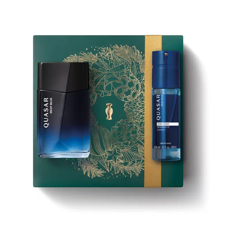 Imagem do Kit Presente Natal Quasar Deep Blue com um frasco de vidro em tons de azul de desodorante colônia masculina e um frasco cilíndrico também em tons de azul de body spray sobre uma caixa verde presenteável com ilustração natalina.
