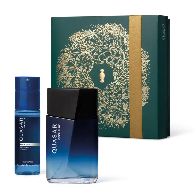 Imagem do Kit Presente Natal Quasar Deep Blue com um frasco de vidro em tons de azul de desodorante colônia masculina, um frasco cilíndrico também em tons de azul de body spray e uma caixa verde presenteável com ilustração natalina.