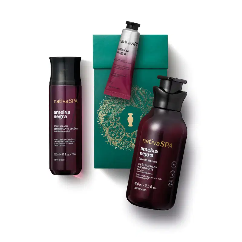 Imagem do Kit Presente Natal Nativa Spa Ameixa Negra com um frasco roxo de loção hidratante corporal, um frasco também roxo de body splash e uma bisnaga prata e roxa de creme para mãos sobre uma caixa verde com estampa floral dourada.
