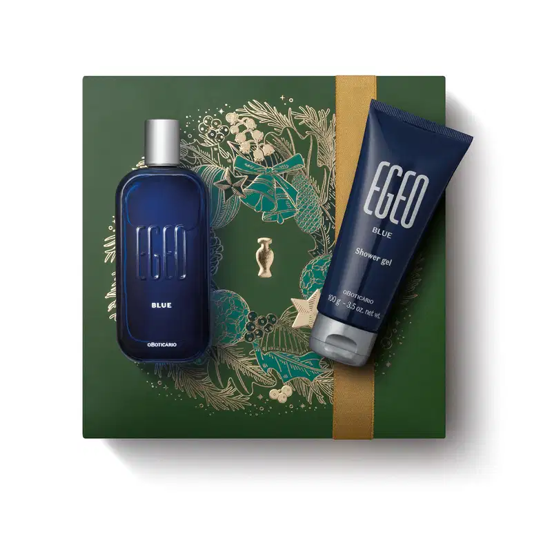 Imagem do Kit Presente Natal Egeo Blue com um vidro azul-marinho de cantos arredondados e tampa prateada de desodorante colônia e uma bisnaga azul-marinho e prata de shower gel sobre uma caixa verde presenteável com estampa natalina.