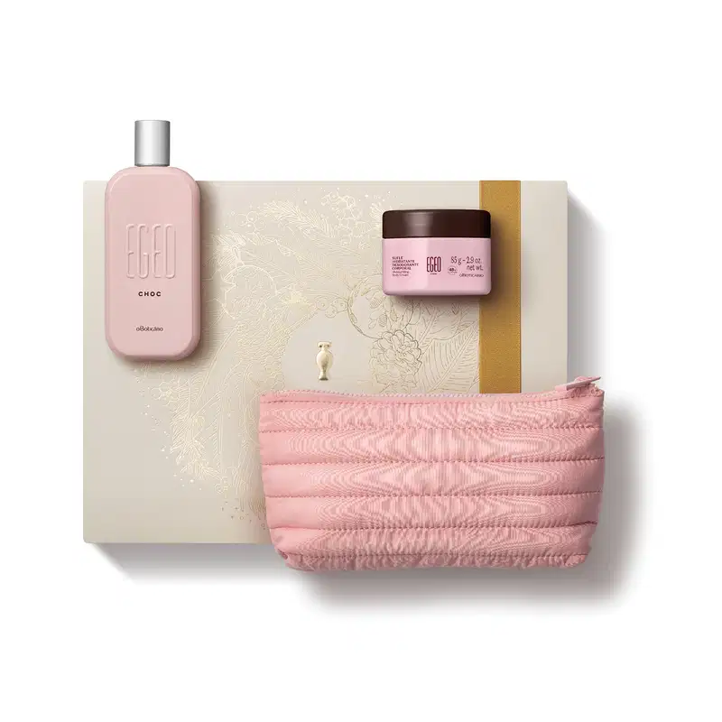 Imagem do Kit Presente Natal Egeo Choc com um vidro rosa-claro de desodorante colônia, um pote rosa com tampa vinho de suflê hidratante corporal e um nécessaire rosa sobre uma caixa rosa-claro presenteável com ilustração floral.