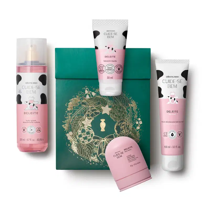 Kit natalino com 4 produtos da marca Cuide-se bem Deleite, incluindo bisnaga de creme hidratante, frasco body spray, creme para mãos e uma bisnaga de sabonete líquido. Acompanha caixa de presente verde com fita dourada e ilustrações douradas.