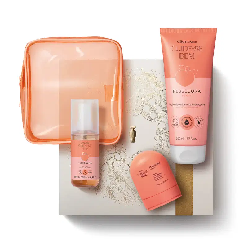 Kit natalino com 4 produtos da marca Cuide-se bem Pessegura, incluindo bisnaga de creme hidratante, frasco body spray, creme para mãos e um nécessaire em material plástico na cor laranja com transparência sobre caixa de presente branca e dourada.