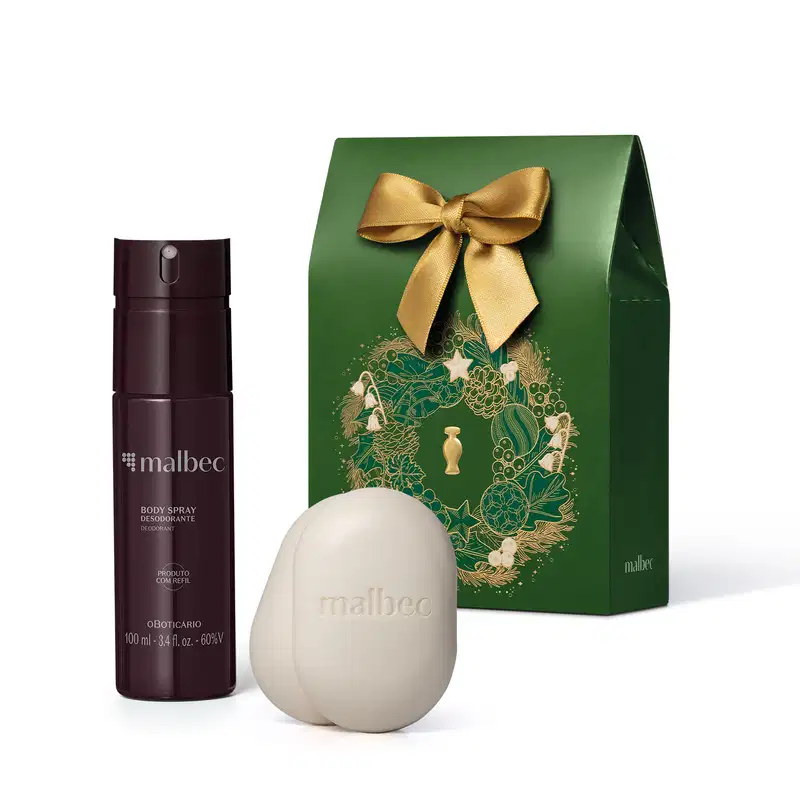 Imagem do Kit Presente Natal Malbec Cuidados com frasco vinho e cinza de body spray, dois sabonetes em barra brancos e uma sacola presenteável verde com estampa natalina.