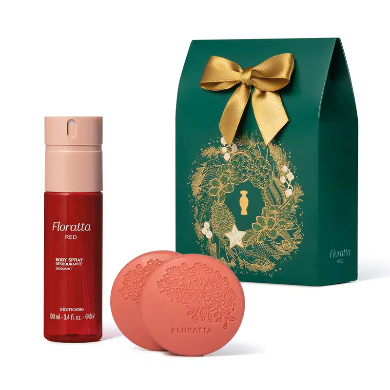 Conjunto de item de perfumaria Floratta Red, composto por frasco de spray corporal vermelho e duas barras de sabonete em formato redondo na cor coral, acompanhados de caixa verde com laço dourado e ilustração natalina dourada.